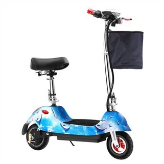 Sähkökäyttöinen jalkaskootteri istuimella